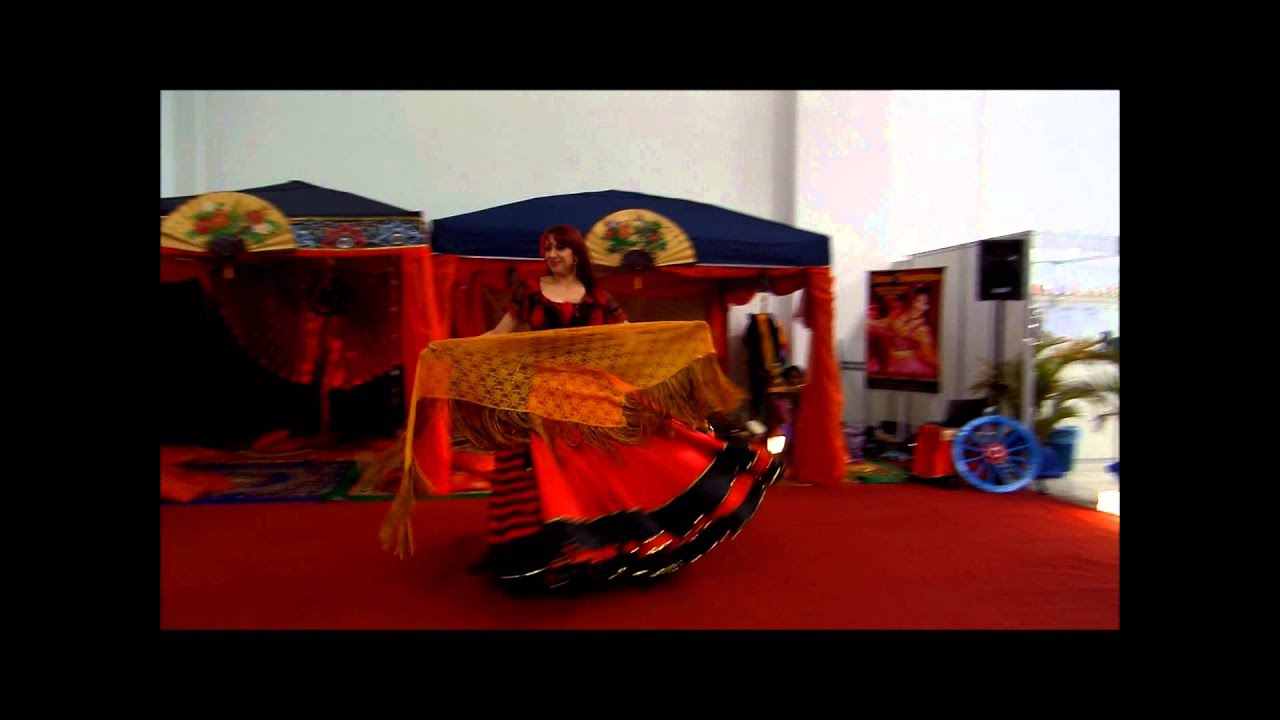 SILVIA BRAGAGNOLO   DANÇA CIGANA COM XALE E DOIS LEQUES