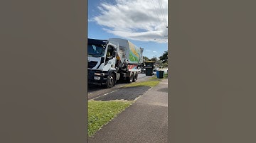 One SMOOTH side loader pick up!! 😎🆒#sideloader #garbagetruck #recycling #recyclebins