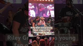 Riley Green brings Ellie on stage. (🎥: madison.mcb) #rileygreen #shorts #countrymusic #trending