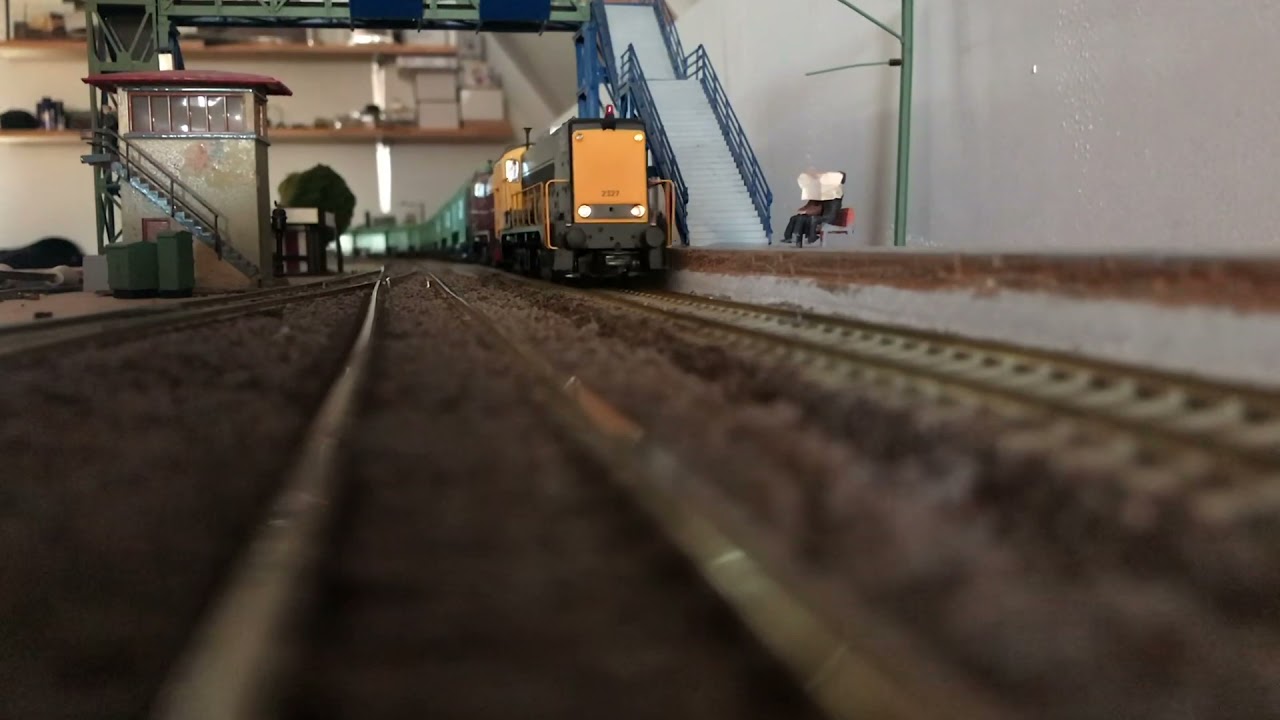 De Piko 2327 en 2275 met Roco VAM-trein.