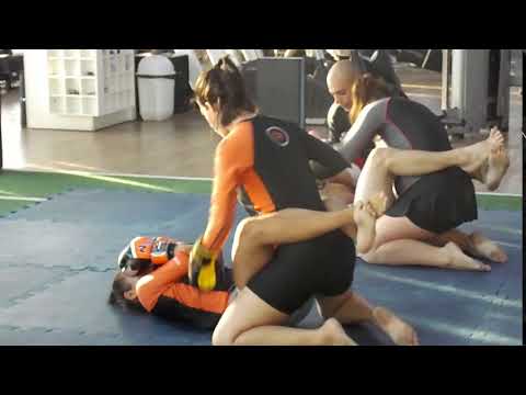 Aula de MMA para mulheres na Viva Sport Academia   Brusque