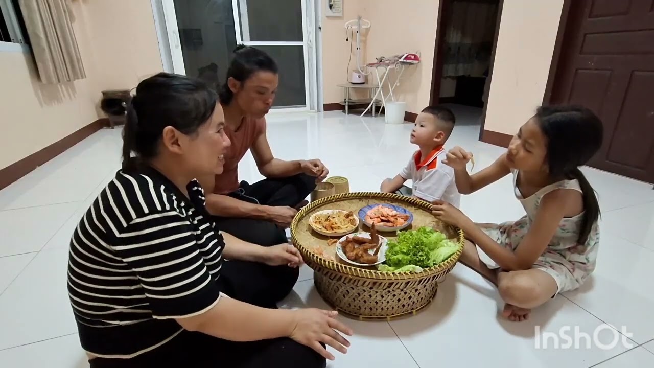 คั่วกุ้งกับส้มตำให้ครอบครัวกิน