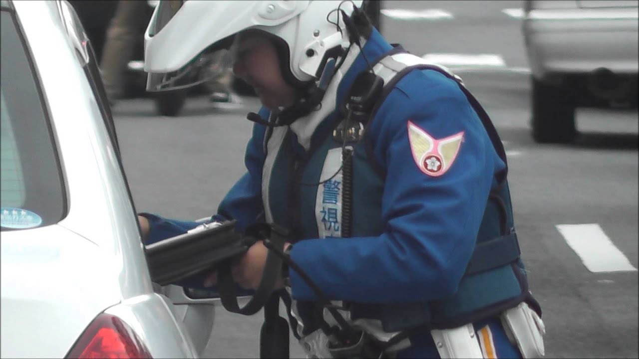 美人 女性白バイ隊員 違反切符処理 Youtube