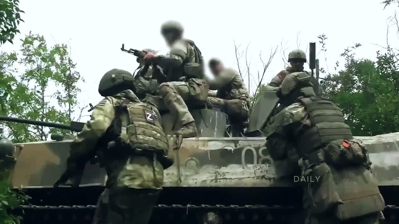 Horrible Attack! Ukrainian FPV drones relentlessly wipe out Russian ...