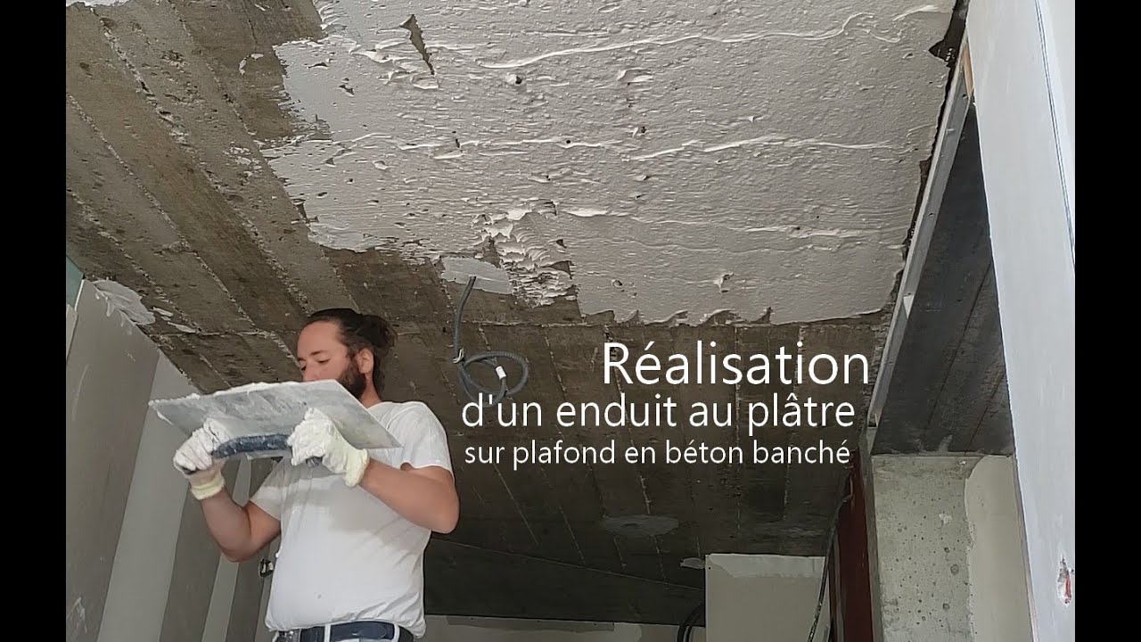 Réalisation d'un enduit au plâtre sur un plafond en béton banché - YouTube
