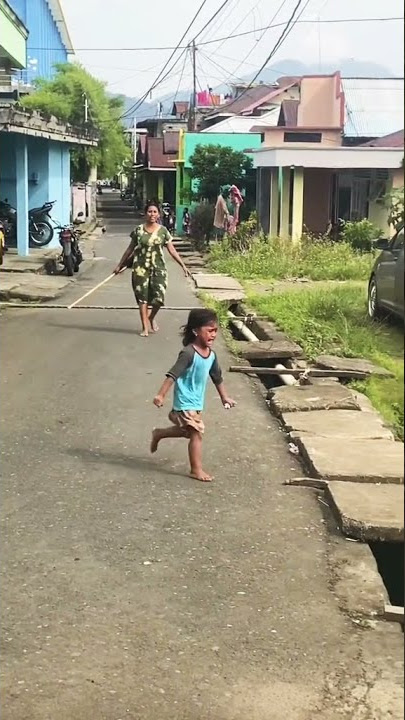 viral ngakak  Liat ibu-ibu lagi ngejar anaknya #viral #tiktok #youtube #shorts