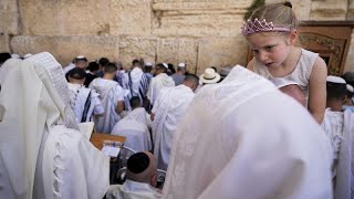 Thousands of Jewish worshippers attend priestly blessing ceremony