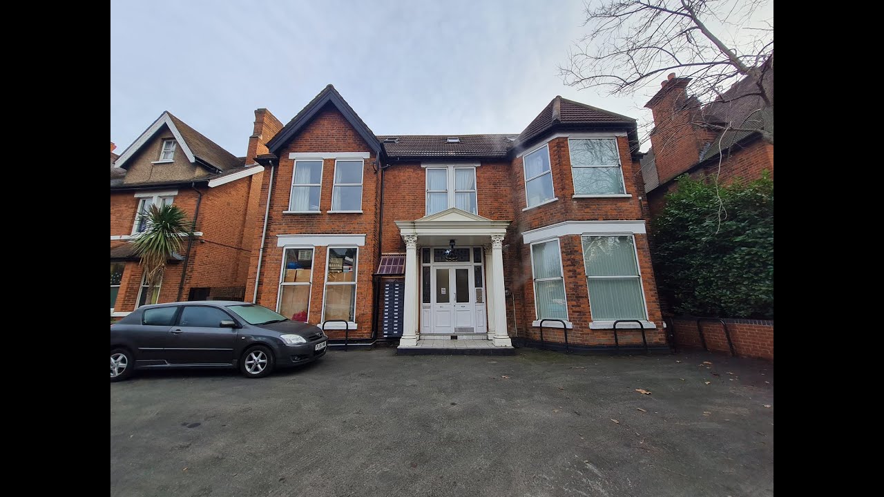 A spacious studio flat available to rent in Hanger Lane, North Ealing