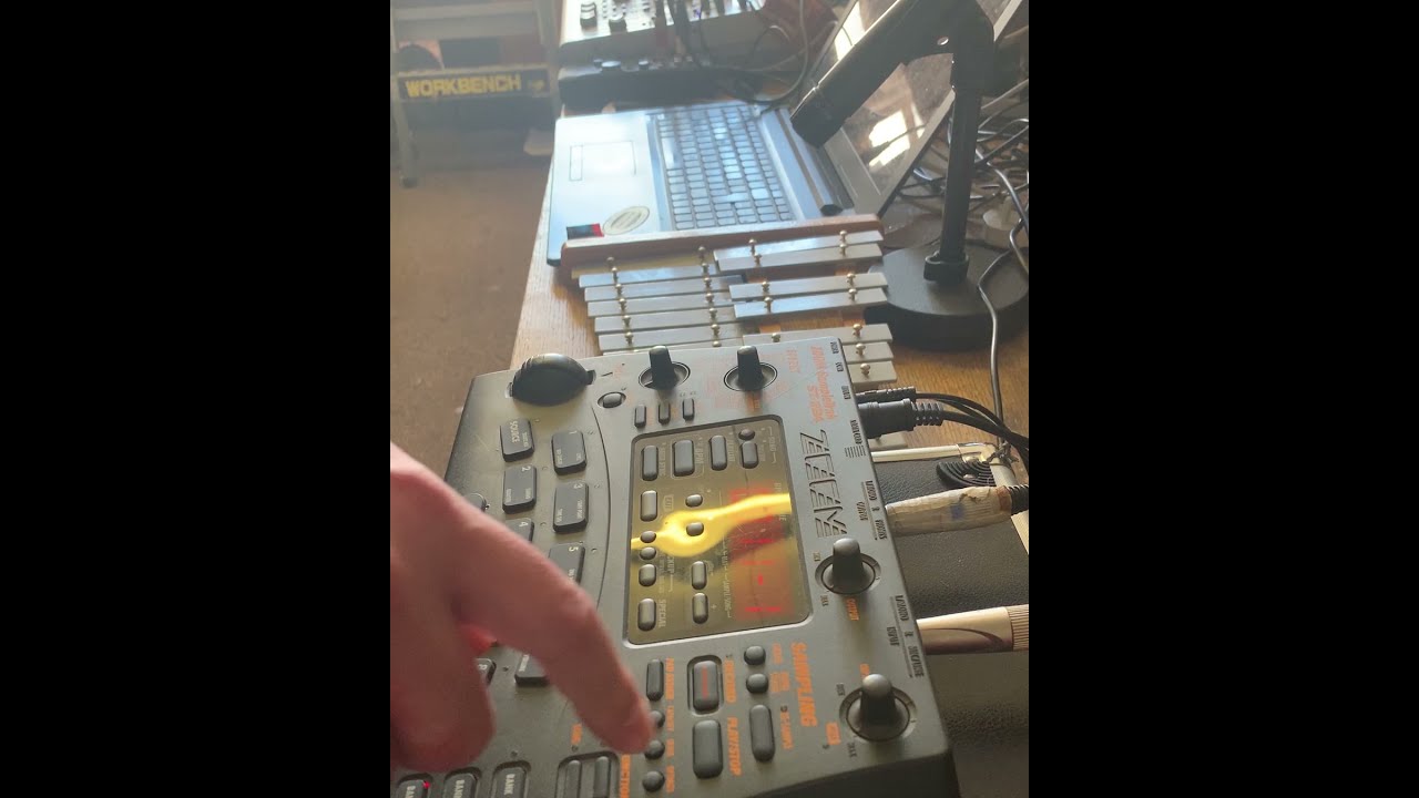 Sampling a glockenspiel with Zoom Sampletrack ST-224 vintage sampler and  Shure SM57 microphone to get that crunchy oldschool sound for my new  track...