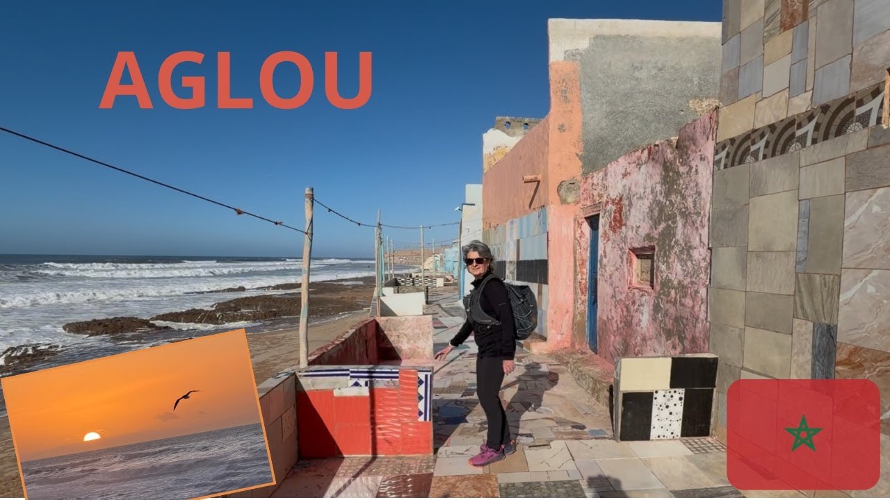 Vagues, rochers, village troglodyte et coucher de soleil à Aglou, Maroc