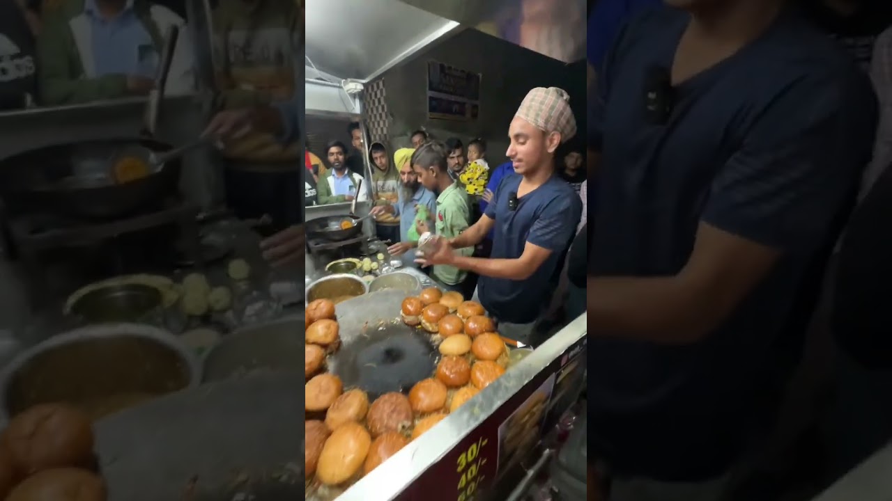 17 year old Speedy Singh selling Rs.25 ka Ultimate Burger