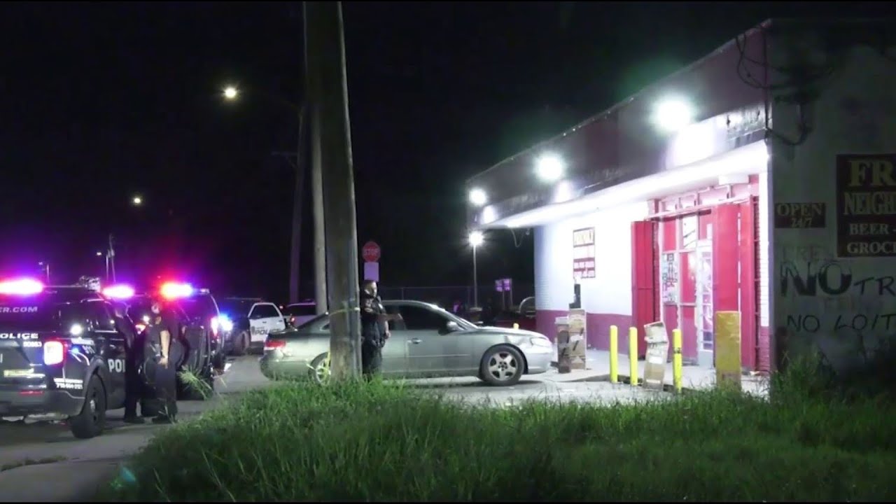 Man shot outside convenience store on Houston's south side, police say