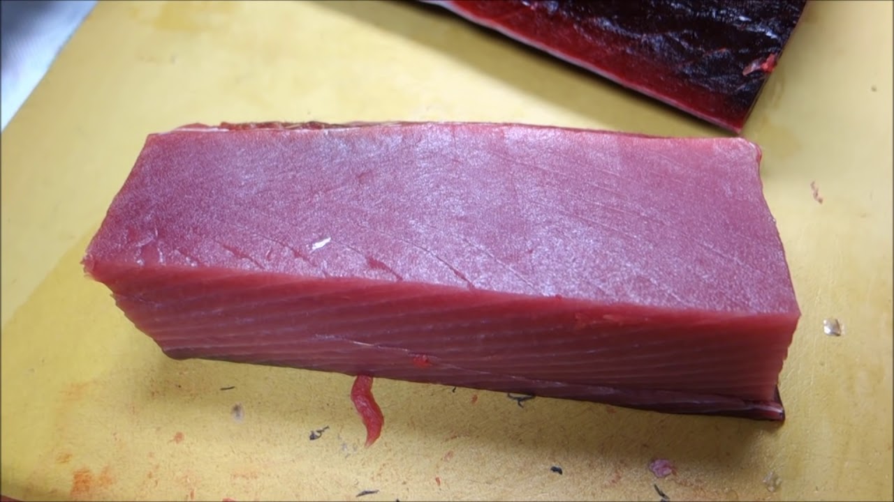 Распаковываем наш свежий тунец — серия «Как приготовить суши»