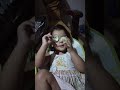 baby Victoria relaxando os olhos com pepino.