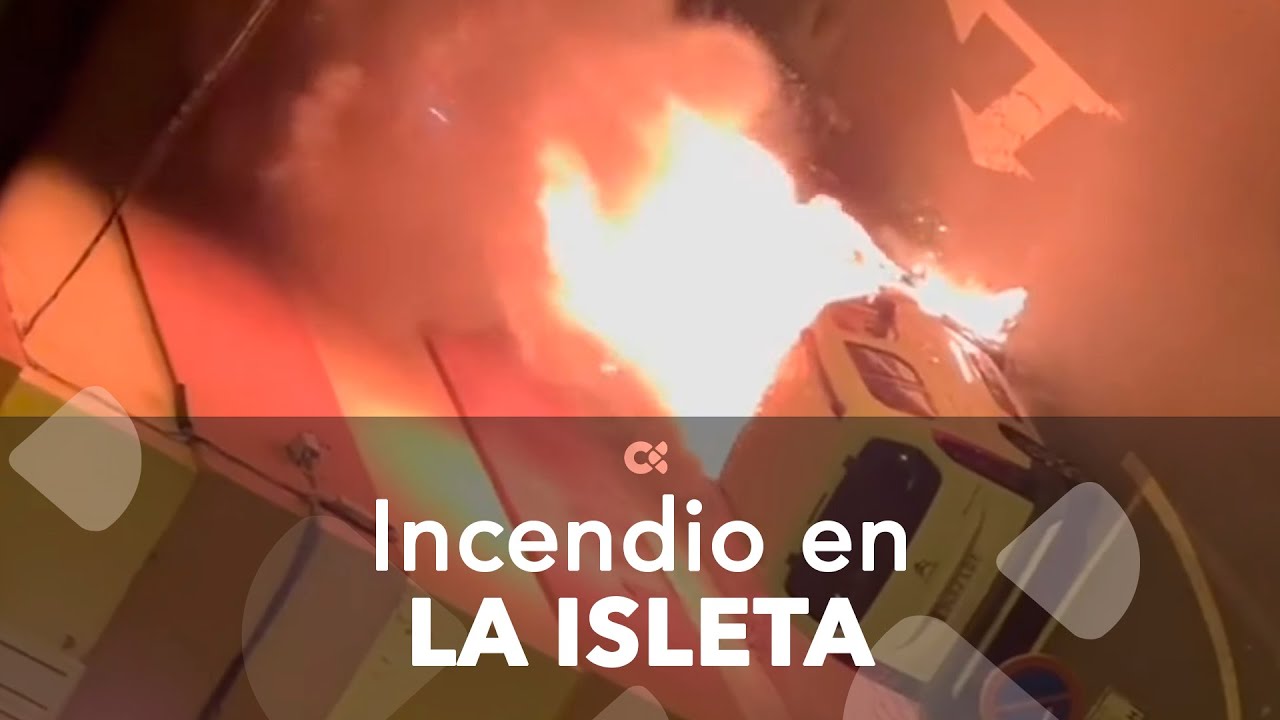 Dos vehículos calcinados tras un incendio en el barrio de La Isleta, Las Palmas