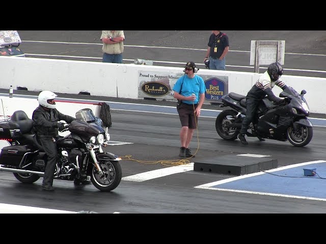 The difference between Harley Davidson and Hayabusa - drag race class=