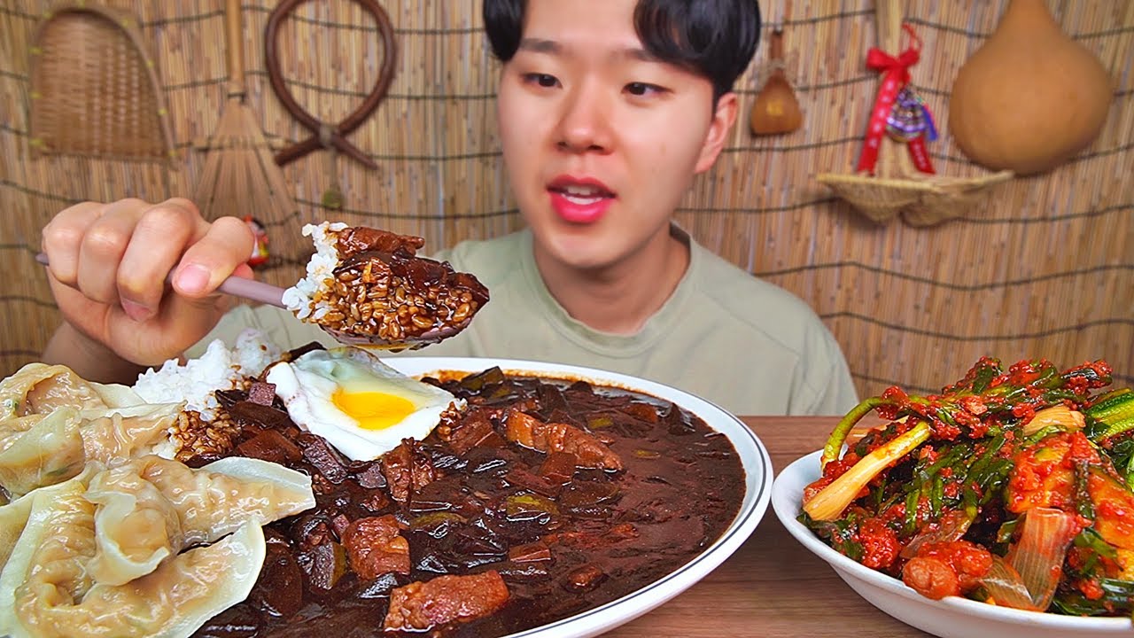 짜장밥 진~득하게 만들어왔습니다. 빠질 수 없는 파김치와 갈비만두는 덤입니다. BLACK BEAN RICE DUMPLING KIMCHI KOREAN FOOD ASMR MUKBANG