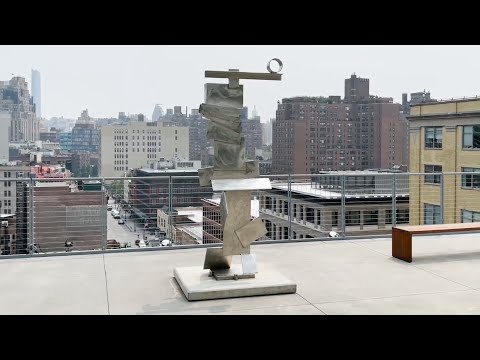 वीडियो: जिरी गेलर द्वारा मूर्तियों में आधुनिक संस्कृति का मजाक