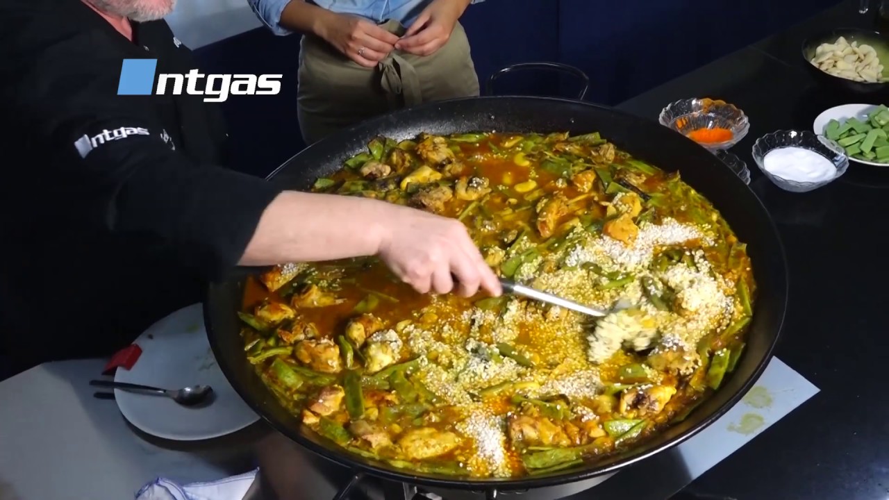 Cocinando una paella valenciana con el paellero P31 de NTGAS