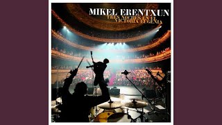 Video thumbnail of "Mikel Erentxun - Ahora sé que estás (Directo Victoria Eugenia 08)"
