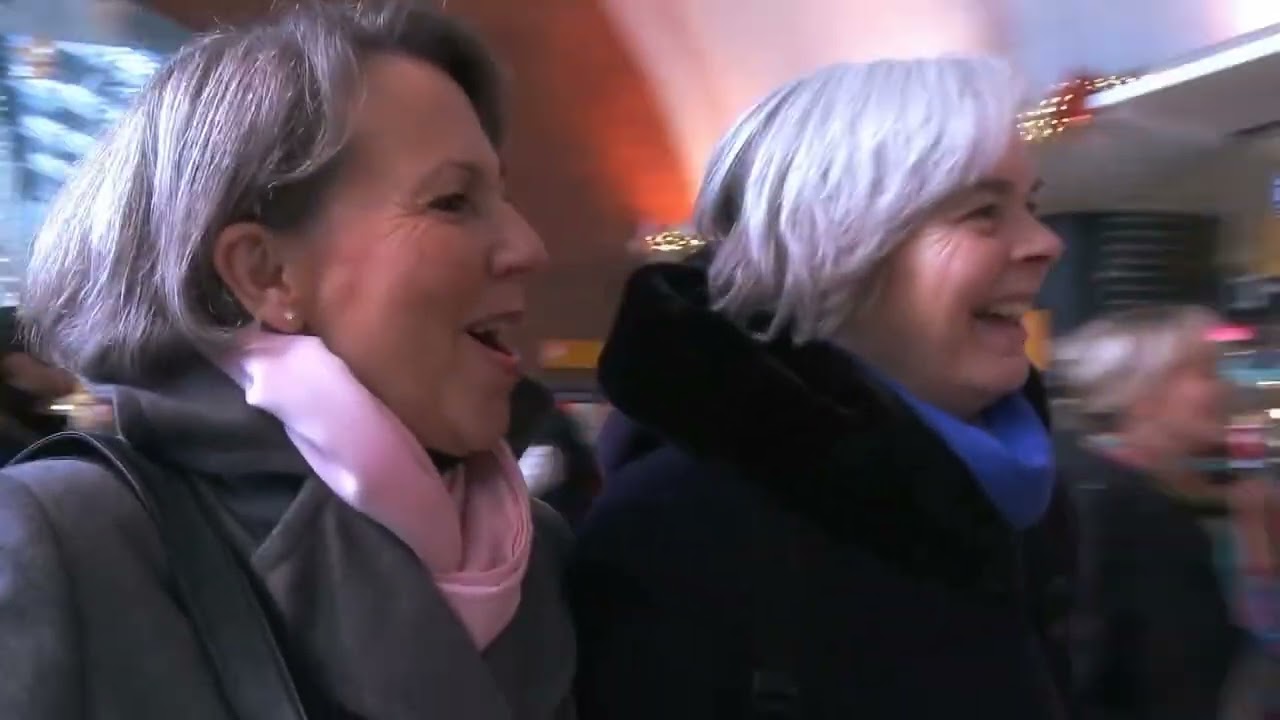 Es ist ein Ros entsprungen Adventsgruß Flashmob im Kölner Hauptbahnhof WDR Rundfunkchor