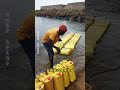 这里是非洲,人们正在将一个个的塑料油桶,放进水中# 有趣的冷知识 # 科普一下 # 奇闻趣事