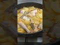 pescadilla con patatas y guisantes,