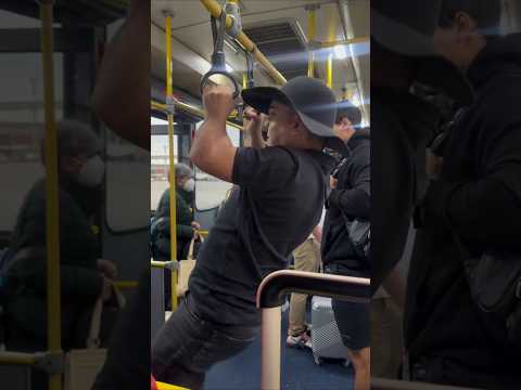 Anãozinho Lima fazendo CrossFit no ônibus