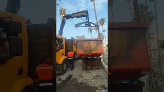 أعمال تفريغ حاويات النفايات من المستشفى الأهلي العربي #غزة #اكسبلور #بناء #عاجل