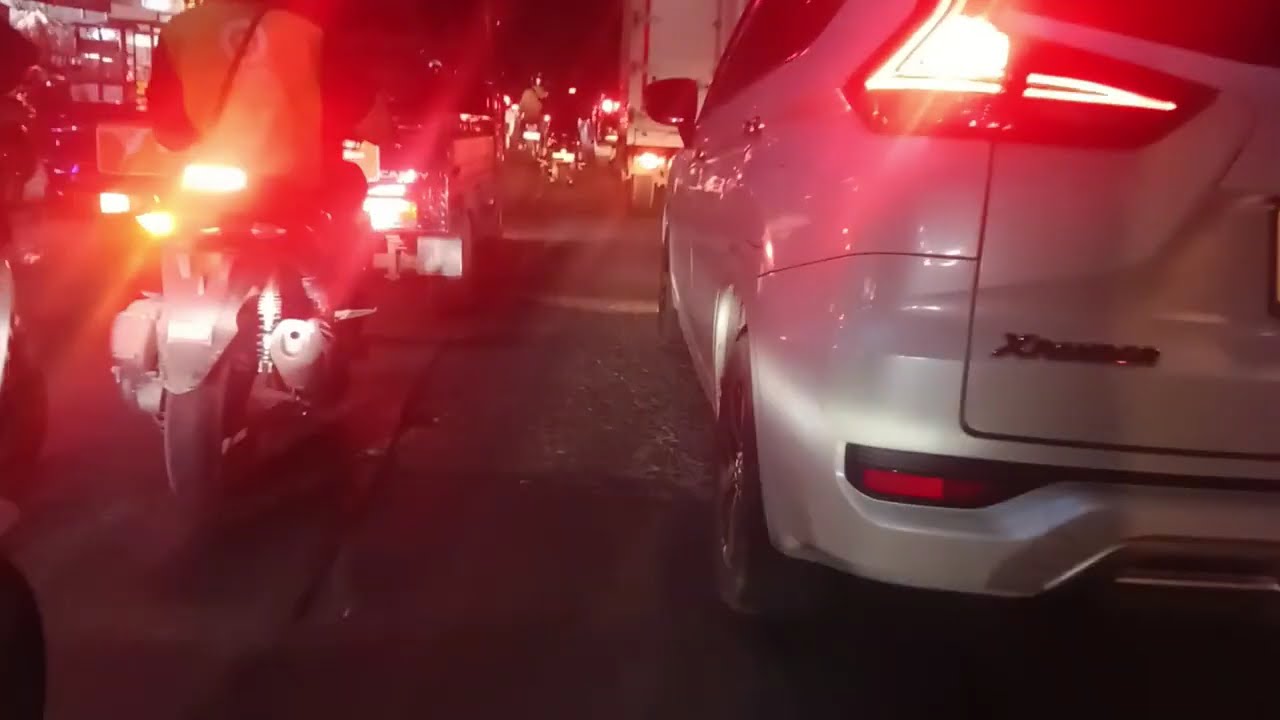 JALAN JALAN DIMALAM HARI MENIKMATI KERAMAIAN KOTA