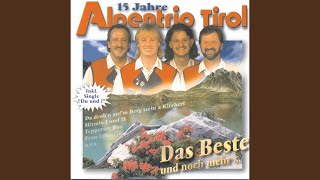 Video thumbnail of "Alpentrio Tirol - Da drob'n auf'm Berg steht a Kircherl"
