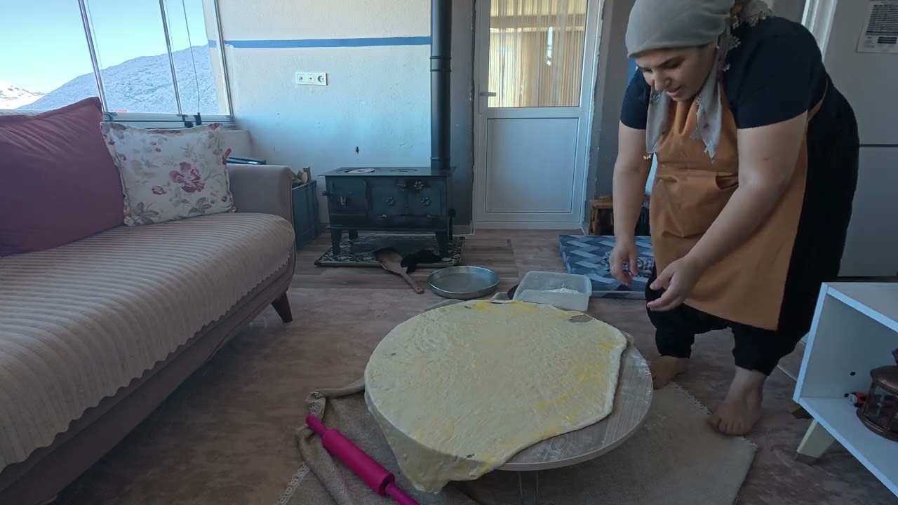 Odun sobasında yağlı kömbe yapımı