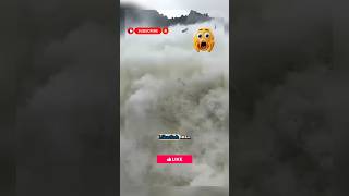 Pemandangan Langka Ratusan Ikan Meluncur Di Air Terjun