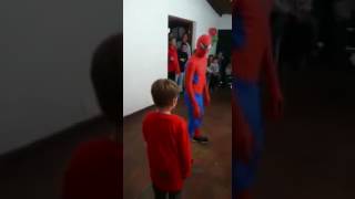 Homem Aranha Cai E Desmaia