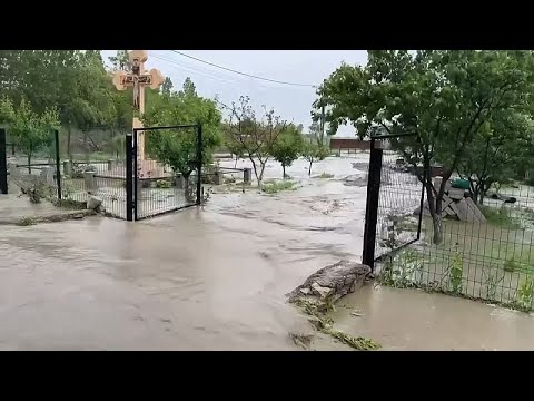 بارش باران و سیل مهیب در رومانی سد محافظ معدن نمک فرو ریخت