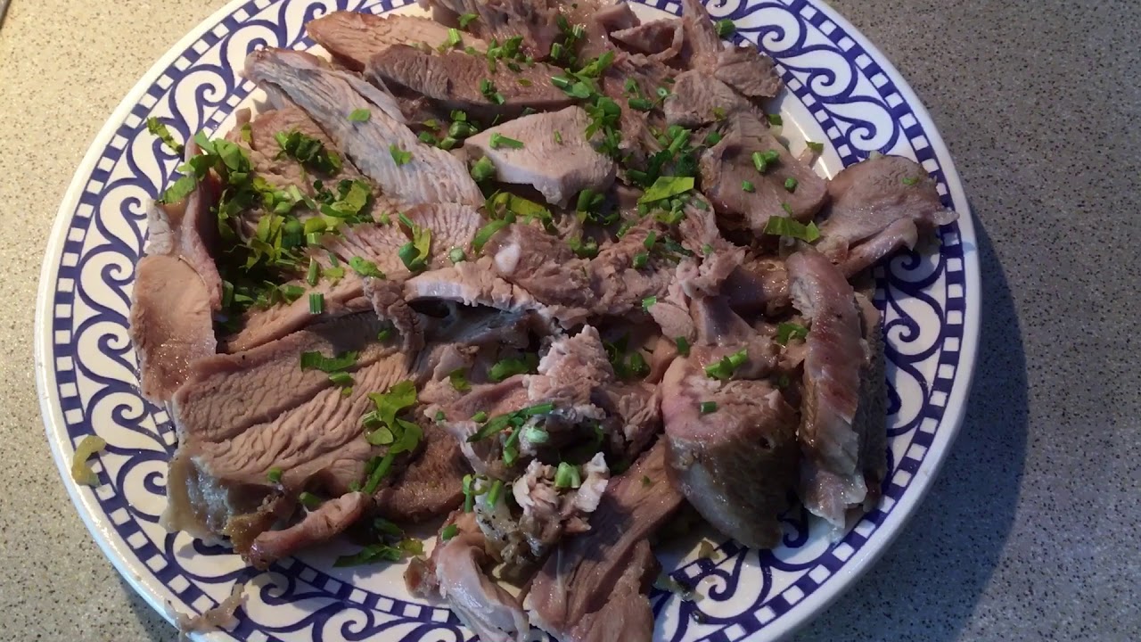 Запечённое бедро индейки, маринованное в белом сухом вине и специях