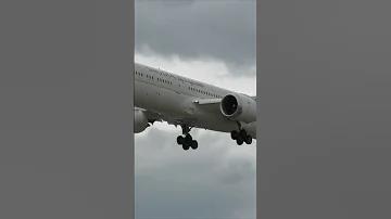 Up-close | Saudia Boeing 787 Dreamliner Landing | London Heathrow Airport