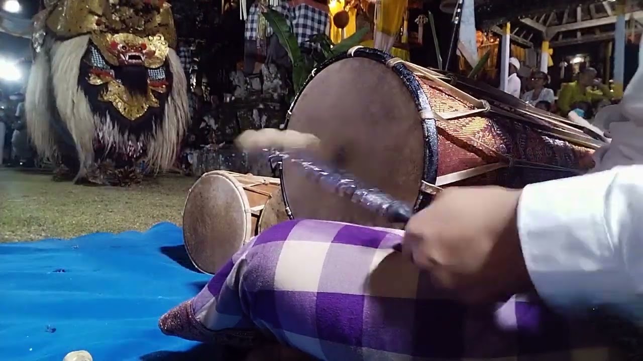 Duet mekendang vs bapang barong I Bandem Vs yande dogol ring pura Pucak suargan kedewatan ubud