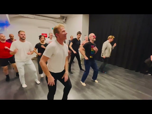 Inför kursstart i nov 2025 fick några killar lära sig en footwork. 
Se www.queersalsa.se om du vill dansa för Peter & Jo