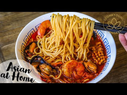 Spicy seafood and meat mixed noodle soup (Jjamppong: 짬뽕)