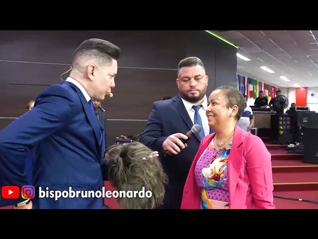 BISPO BRUNO E ESPOSA TIROU UM MOMENTO PARA TIRAR FOTOGRAFIAS COM CRIANÇAS 