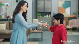 Kinder Schoko Bons Crispy Welcomes Karisma Kapoor - 6 Sec