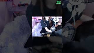 Nữ Streamer Lộ Bí Mật Xấu Hổ Ngay Trên Sóng Livestream