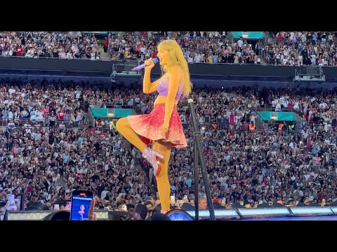 Taylor Swift - Shake It Off (Jumpy) LIVE London Wembley view from the diamond