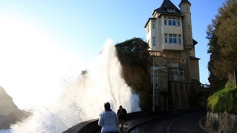 Belles explosions de vagues durant les grandes marées à Biarritz