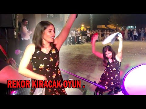 Oynaması ile Hayranlık Uyandıran Siyah Elbiseli Kız