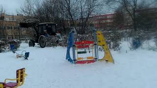 Чистка снега тракторами МТЗ - 82 и корейским трактором
