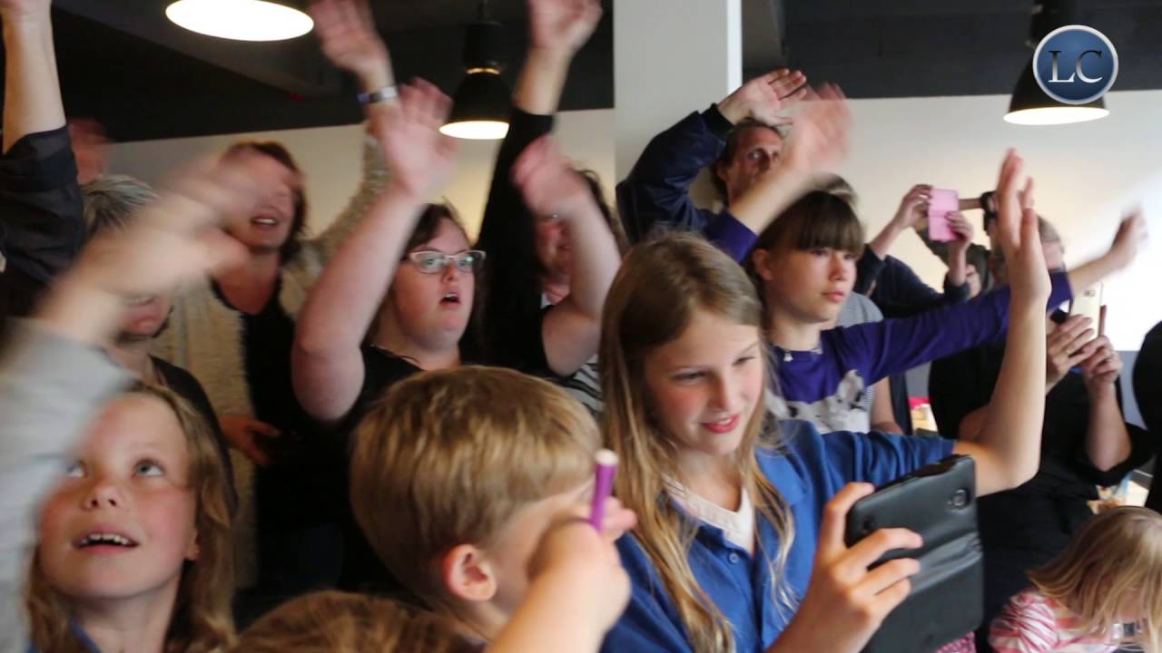 LC video Monique Smit zingt duet in Downies & Brownies Drachten YouTube