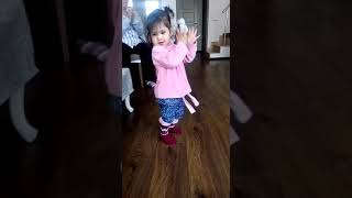 Elif Aleyna Tilkinin Şarkılarını Dipsiz Kuyum Ve Yalnız Çiçek Söylüyor Ve Dans Ediyor