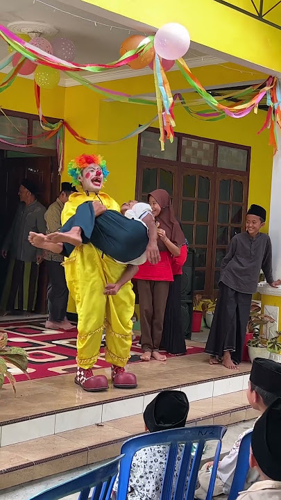 Kakek di nina bobo sama badut